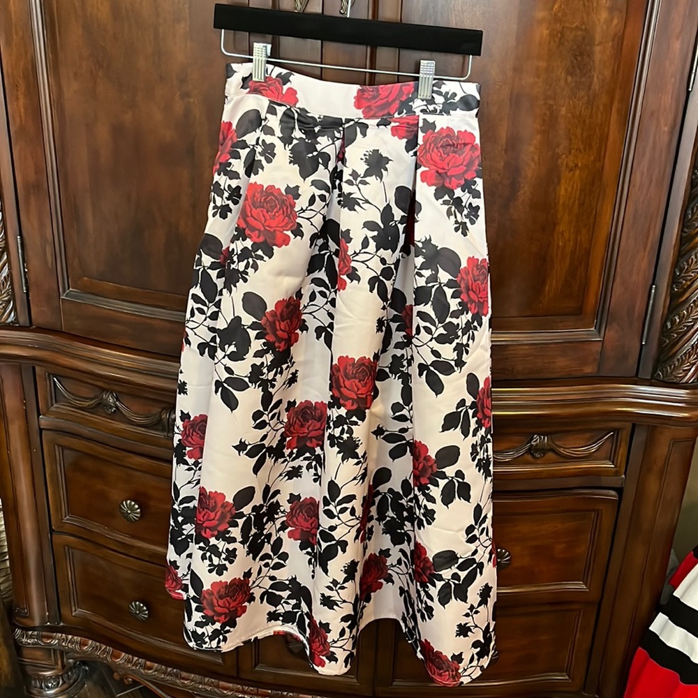 Shein long floral skirt red black light pink size medium. Fits like a small